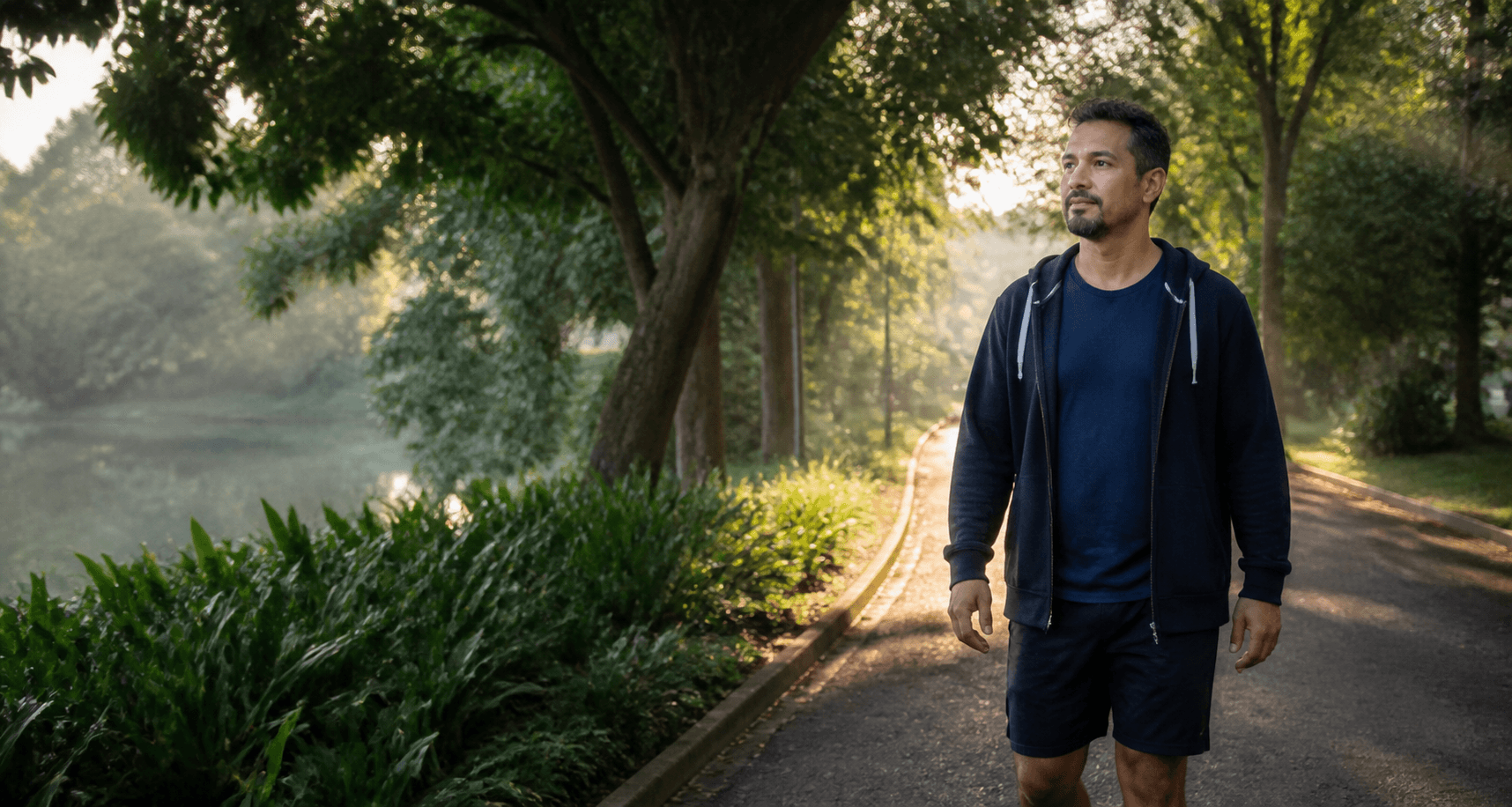 Homem caminhando em um parque ao amanhecer, em um momento de recomeço
